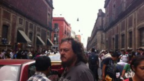 Zucchero passeggia per le strade di Messico City durante le prime giornate del tour Sudamericano