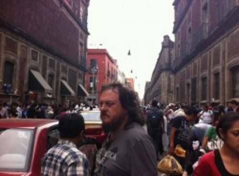 Zucchero passeggia per le strade di Messico City durante le prime giornate del tour Sudamericano