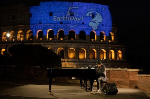 In occasione della 50ª GIORNATA MONDIALE DELLA TERRA, ZUCCHERO “SUGAR” FORNACIARI dal COLOSSEO esegue l’emozionante inedito “Canta la vita”, tratto da “Let Your Love Be Known” di BONO VOX